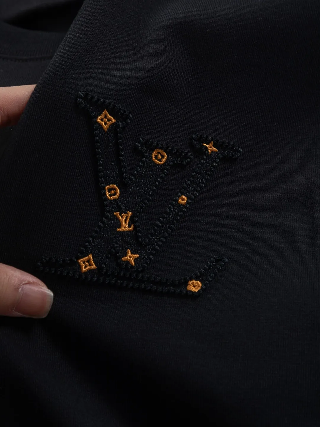 🅿️190 Louis Vuitton 1V LV micro-wide version S-XL LV 26ss New product counters are on the shelves at the same time Multiple craftsmanship Three-dimensional hollow gold dot letters embroidery on the chest🪡logo Large logo embroidery on the back hollow gold dot letters🪡logo Short-sleeved T-shirt Round neck short-sleeved T-shirt, the same style for men and women! Consigned to one-to-one creation. Synchronized with the official website, pure cotton fabrics at the counter! It is close to the skin and comfortable, durable and easy to wear. It has a classic and simple logo design and meticulous original craftsmanship. Short-sleeves, a must-have item for men, do not appear to be the same for the general public, but must be unique and eye-catching. This LV short-sleeve is all about quality, comfort, the same shape and fashion as always, including fabrics and cutting techniques. All of them have been made with great effort! 320 grams of washed pure cotton fabric, pure cotton is breathable, very refreshing and comfortable for daily wear. The rib knitting on the neckline is smooth and tight, and the neckline will not be skewed if you toss it at will. The loose version, you will find that it looks really good on the upper body. The overall is minimalist and neat, super versatile for daily use! Pair it casually with a pair of pants for a youthful look. A T-shirt will make your outfit crazy. It is a fashionable item that can never go wrong! Color: Black White Pink Size: S-XL Size chart: S: Shoulder width 50-Bust 56-Length 70 M: Shoulder width 52-Bust 57-Length 72 L: Shoulder width 54-Bust 59-Length 74 XL: Shoulder width 56-Bust 62-Length 76